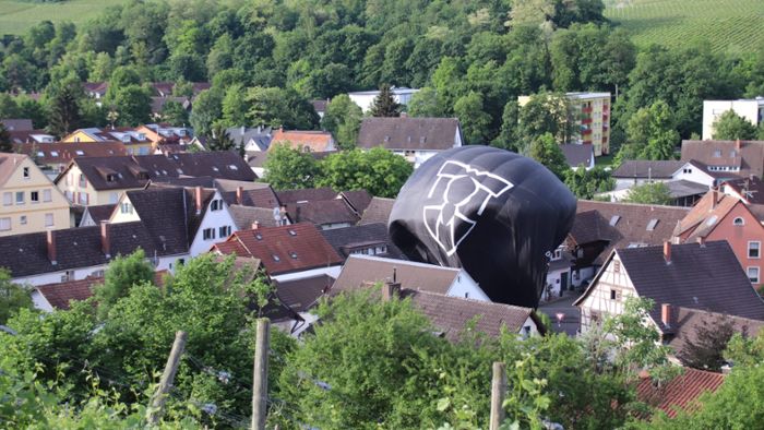 Müllheim: Ballonlandung zwischen Häusern