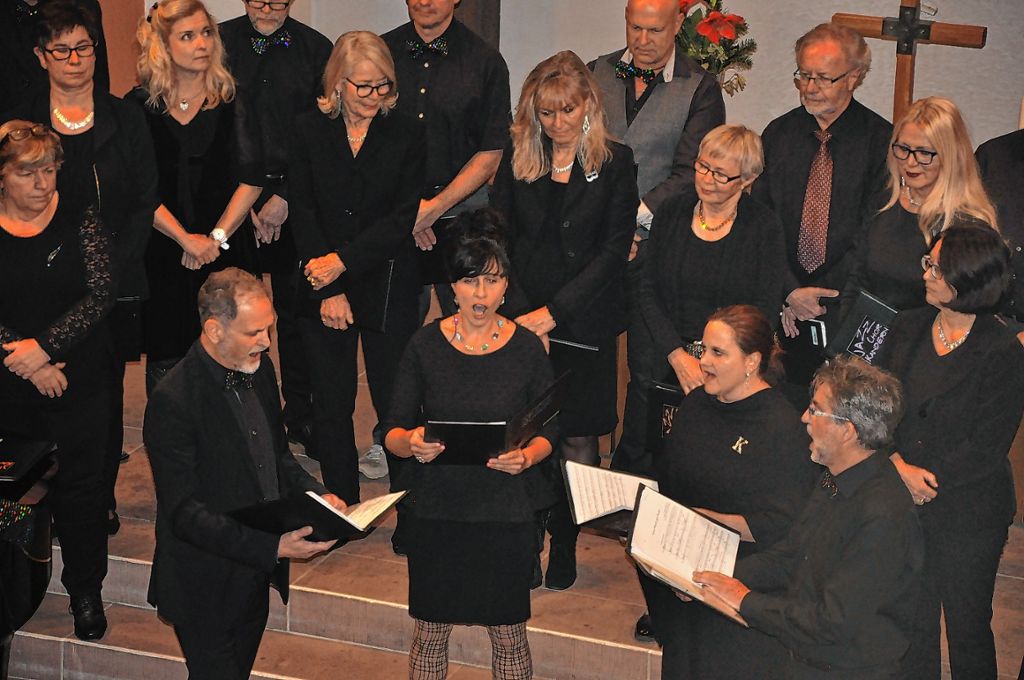 Zu einem festlich-fröhlichen „Konzert im Advent“ hatten der Männerchor Kandern und der Jazzchor in die Kanderner Kirche eingeladen.   Foto: Jutta Schütz Foto: Weiler Zeitung