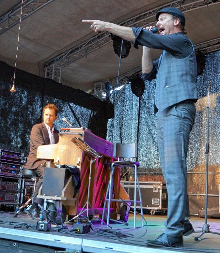 Sascha Bendiks und Simon Höneß (Klavier) sorgten für einen spritzigen Auftakt des Festivals „Krach am Bach“.           Foto: Silke Hartenstein Foto: Weiler Zeitung