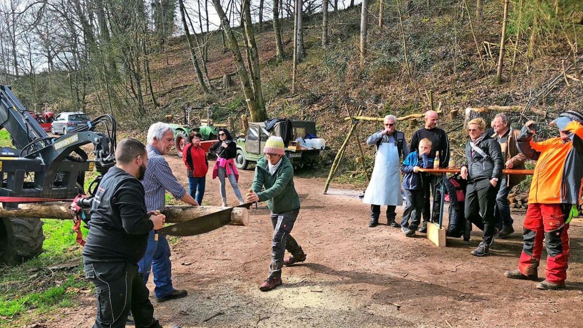 Hüsingen: Holzversteigerung lockt Besucher mit Wettsägen