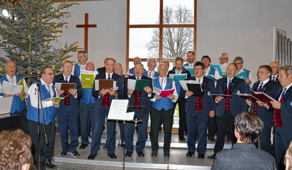 Die Chorgemeinschaft der Männergesangvereine   Schönau und Aitern bei ihrem Auftritt in Ried. Fotos: Georg Diehl