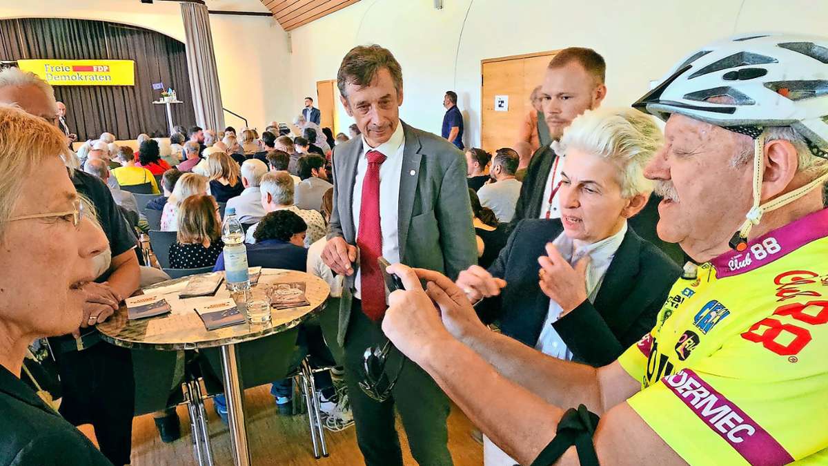 Wahlkampf mit Strack-Zimmermann: FDP-Spitzenkandidatin will Bürokratie ab- und Verteidigung aufbauen