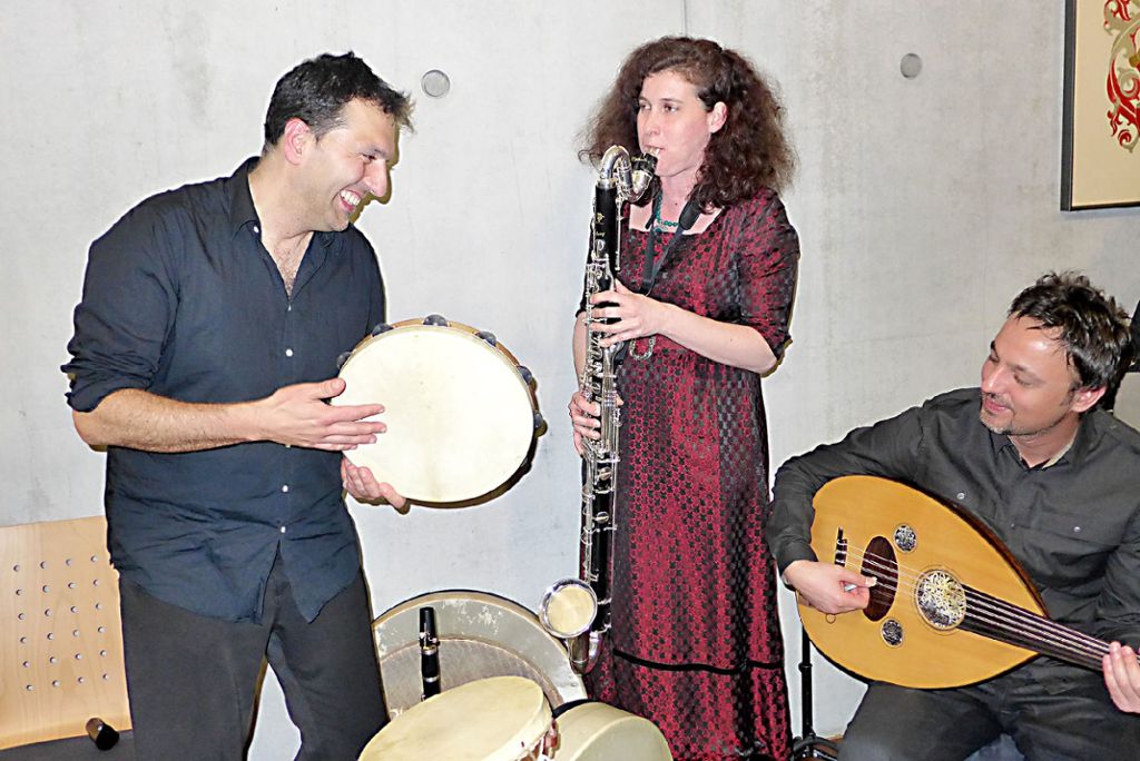 Murat Coskun (links), Annette Maye und Gürkan Balkan begeistern mit Mozart im Morgenland. Foto: Willi Vogl Foto: Markgräfler Tagblatt