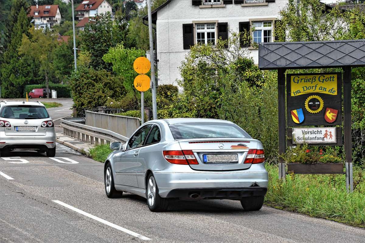 Eine Verkehrsinsel mit Querungshilfe soll am Ortseingang Hauingen zur Verkehrsberuhigung beitragen. Foto: Peter Ade