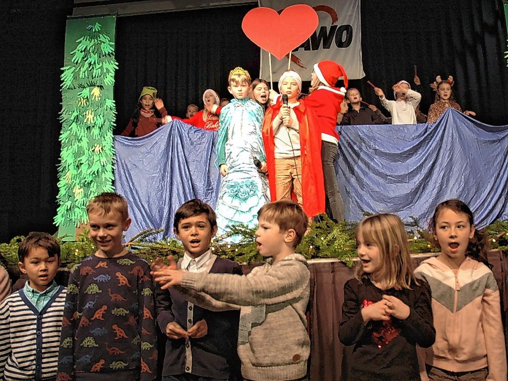 Die Kinder der Fridolinschule begeisterten die Besucher mit der Aufführung von „Weihnachtsmann und Sohnemann“.