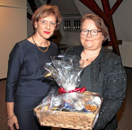 Festrednerein Marion Dammann (links) mit der FW-Vorsitzenden Heidrun Seidensticker. Foto: Heiner Fabry