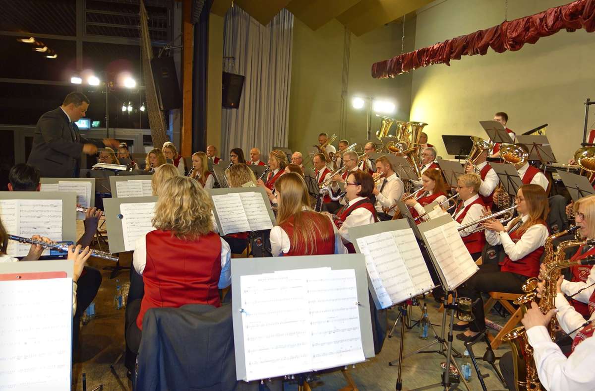 Sprühte vor Energie: Der Musikverein Tegernau bot ein schwungvolles  Konzert auf hohem Niveau.    Foto: Gudrun Gehr