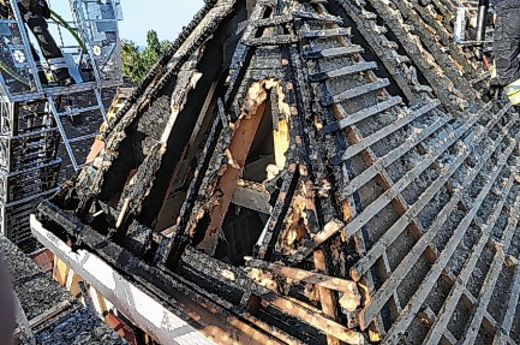 Basel: Dachgeschoss fängt Feuer