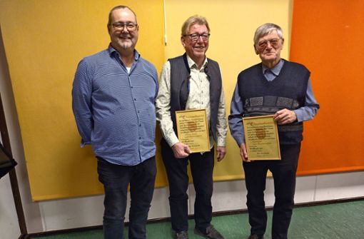 Neugewählter und Geehrte: (v.l.) Kassier Markus Merkhofer sowie die  Ehrenmitglieder Werner Hurst und Kurt Hess Foto: zVg