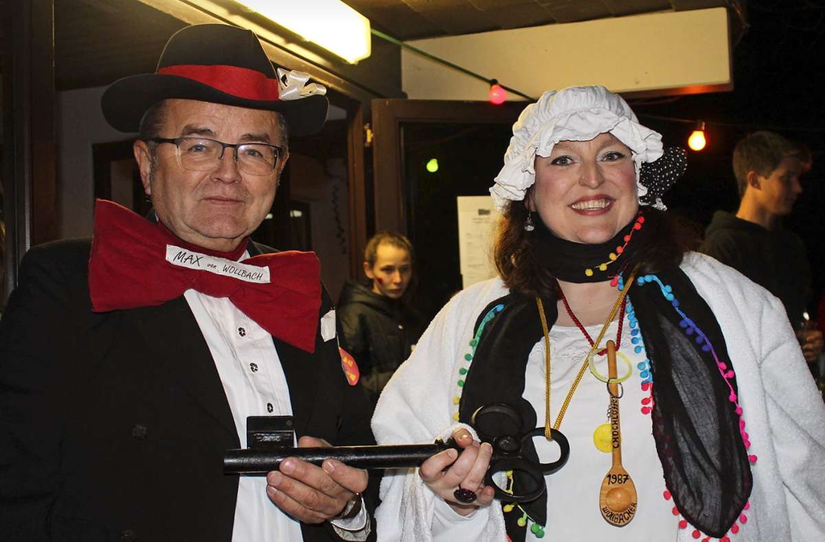 Chochlöffel-Chefin Julia Cordes (rechts) übernahm von Wollbachs Ortsvorsteher Max Sütterlin die Macht. Foto: Ralph Lacher