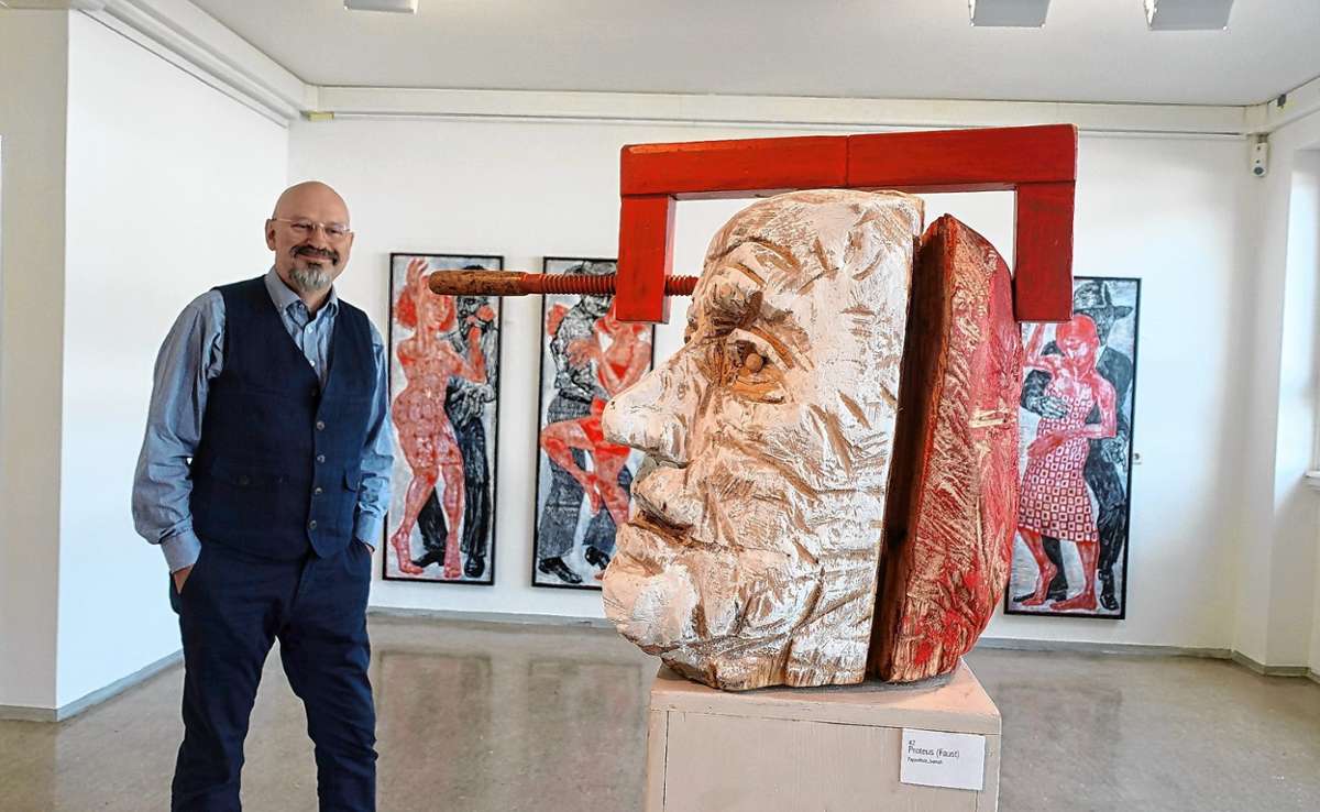 Rainer Ehrt neben seiner markanten „Faust“-Skulptur in der Kulturfabrik Schopfheim. Foto: Jürgen Scharf