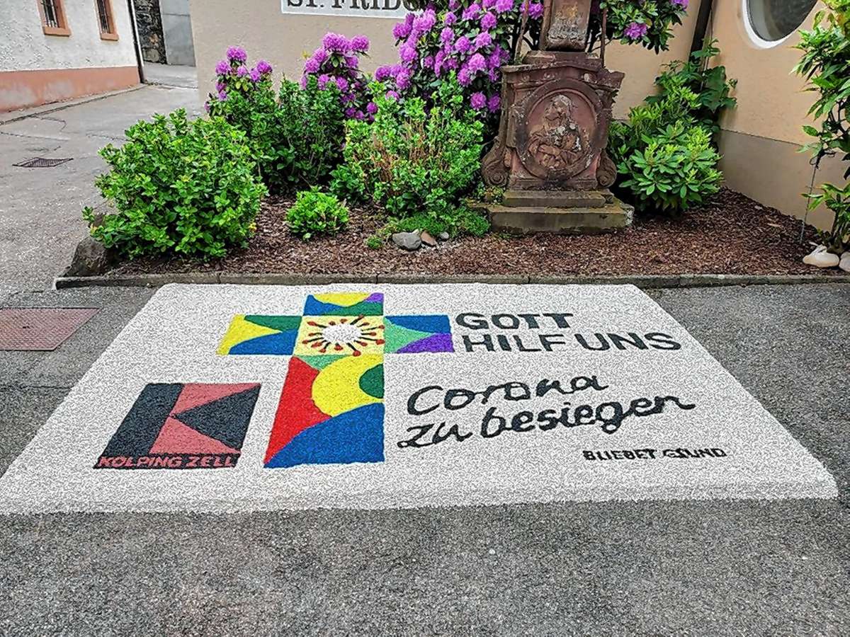 Zell im Wiesental: Vertrauen auf Gott: Ein prächtiger Steinteppich schmückt den Pfarrhof von St. Fridolin