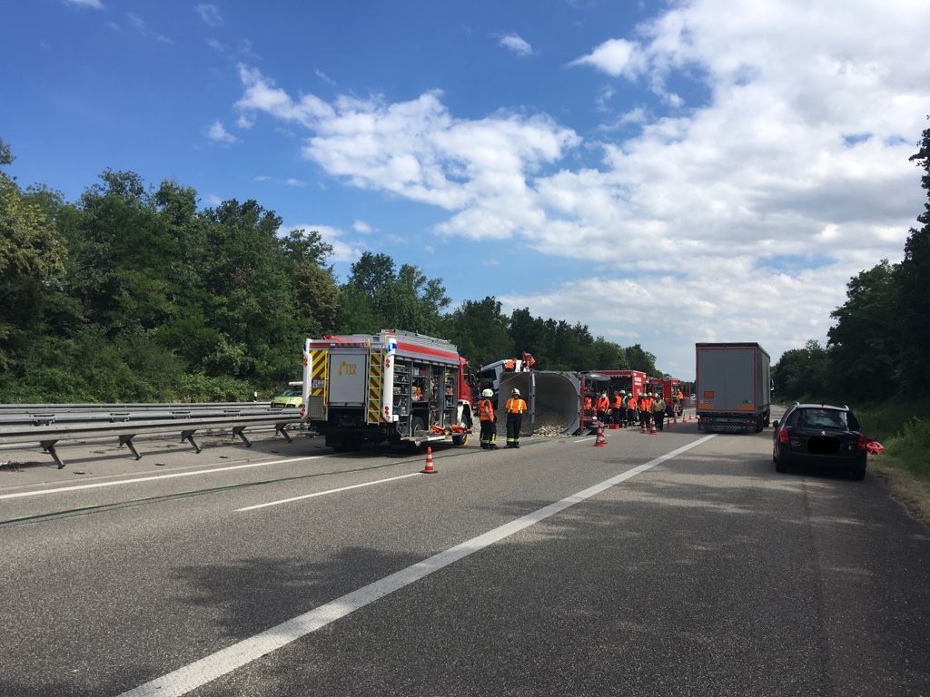Bad Bellingen: Lkw-Anhänger auf der A 5 umgekippt