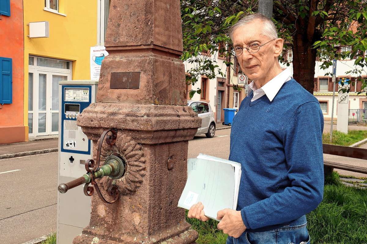 Robert Bartlett nimmt die Brunnen in Schopfheim unter die Lupe.  Foto: Werner Müller
