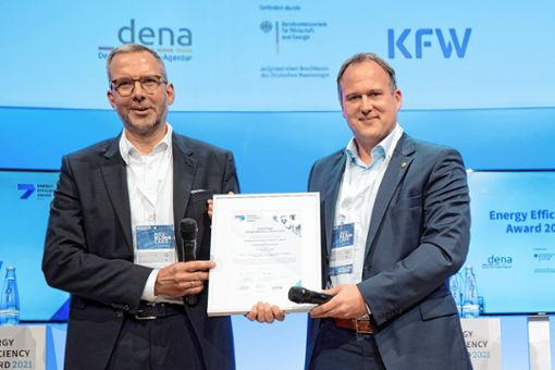 Freuen sich über die Auszeichnung ihrer Unternehmen mit dem Energy Efficiency Award in Berlin (von links): Olaf Breuer (Evonik Industries AG) und Jörg Reichert (Energiedienst AG). Foto: dena