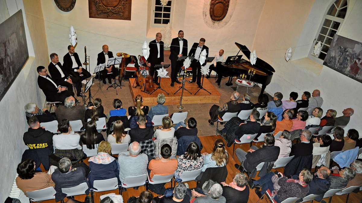 Konzert in Fahrnau: Sogar die Stufen dienen als Sitzplatz