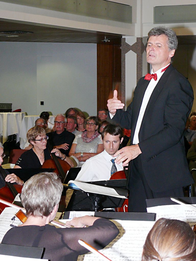 Stephan Malluschke leitete das Oberrheinische Sinfonieorchester mit viel Umsicht.  Foto: Gottfried Driesch Foto: Die Oberbadische