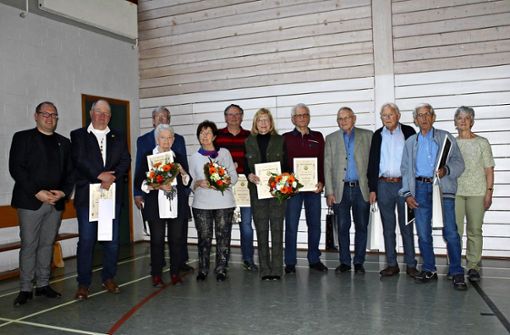 Auch langjährige Mitglieder wurden bei der Hauptversammlung von Präsident Thomas Kunzelmann (links) geehrt. Foto: Jonas Schleicher