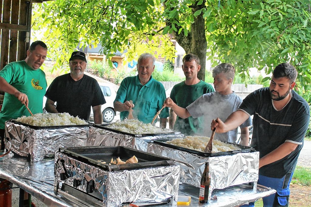 Schallbach: Zwiebeln vorbereiten fürs Dorffest