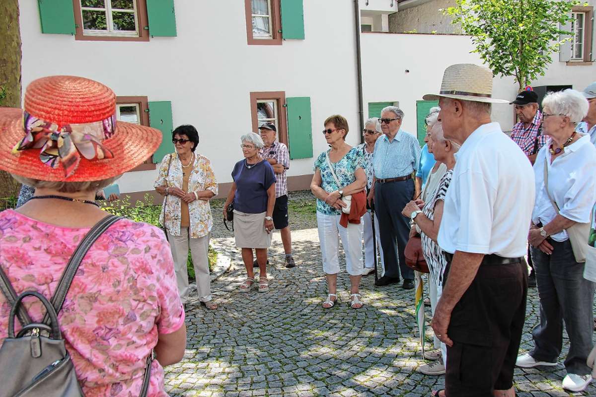 Eine Gruppe von 30 Teilnehmern nahm am Spaziergang durch Stetten teil. Foto: Gerhard Breuer