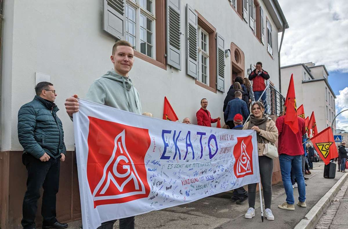 Ein Zeichen der Solidarität mit den Betriebsräten setzte die IG Metall vor dem Lörracher Arbeitsgericht Foto: Werner Müller