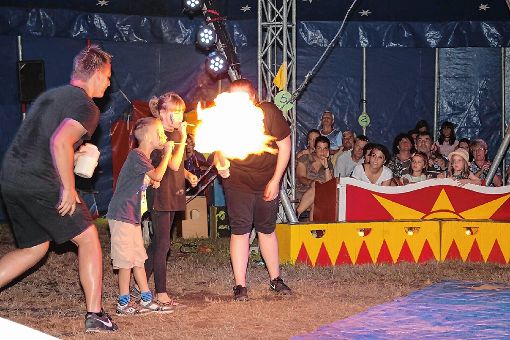 Dem Publikum blieb fast die Spucke weg: Feuerspucker bei der Arbeit. Foto: Markgräfler Tagblatt