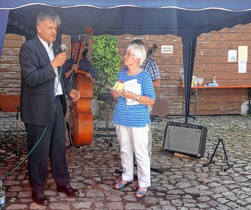 Bürgermeister Gunther Braun mit Irmgard Tscherter beim AWO-Jubiläum. Foto: Markgräfler Tagblatt