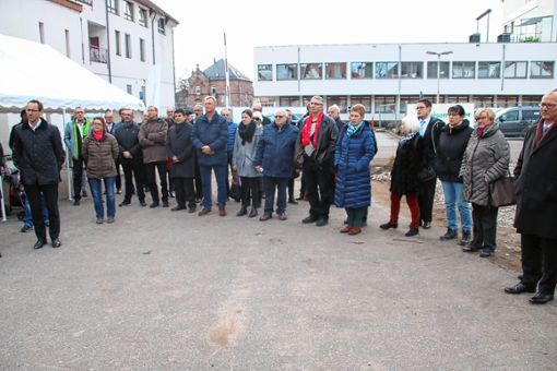 Eine große Zahl von Gästen war zum ersten Spatenstich für den Neubau auf dem Uehlin-Areal gekommen. Foto: Markgräfler Tagblatt