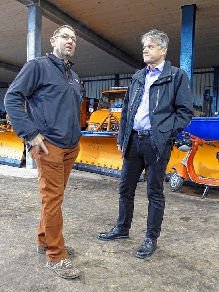 Bürgermeisterkandidat Gunther Braun (rechts)  besuchte den  Werkhof. Foto: zVg Foto: Markgräfler Tagblatt