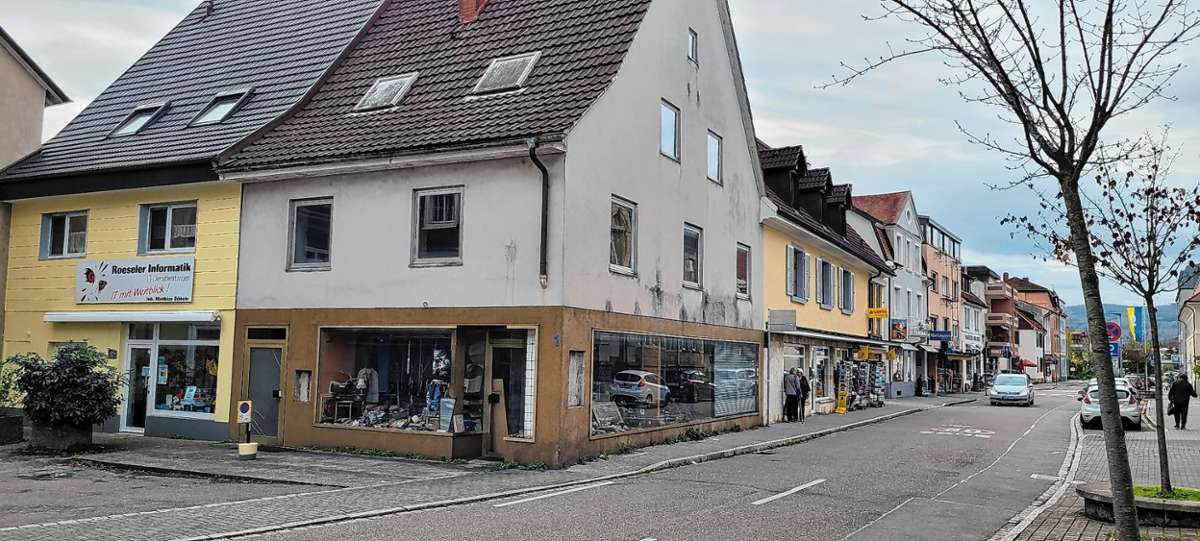 Das Wohn- und Geschäftshaus, in dem der Leichnam gefunden wurde, ist seit Jahren dem fortschreitenden Verfall ausgesetzt. Foto: Heinz Vollmar