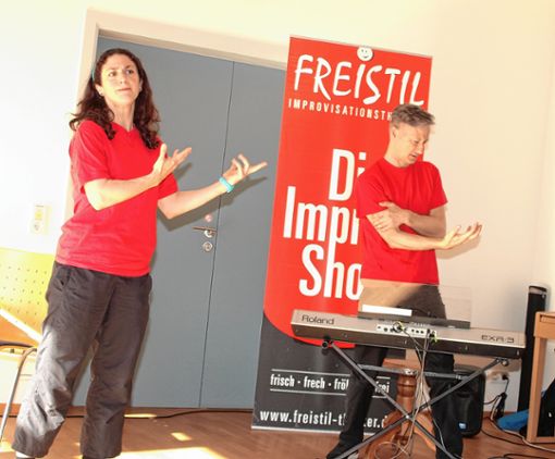 Sorgten bei der Dankfeier für ausgelassene Stimmung: Nicole Djandji-Stahl und Christoph Hüllstrung vom Impro-Theater „Freistil“ aus Freiburg. Foto: Heiner Fabry