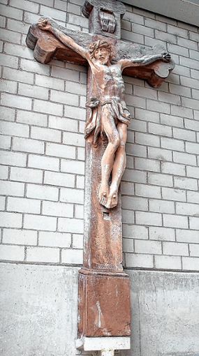 Das historische Nollinger Feldkreuz hängt seit Jahrzehnten an der Wand der Werkstatt von Leonhard Eder. Foto: pem