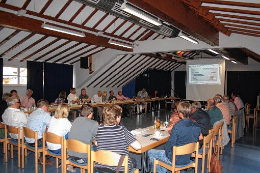 Im Bürgersaal in Schönau wurde über die Entwicklung der Gewerbeschulen im Landkreis Lörrach diskutiert. Foto: Peter Schwendele Foto: Markgräfler Tagblatt