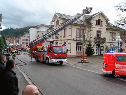 Ein Dachstuhlbrand an der Bahnhofstraße hielt gestern Mittag nicht nur die Rettungskräfte in Atem.   Foto: Brombacher Foto: Weiler Zeitung