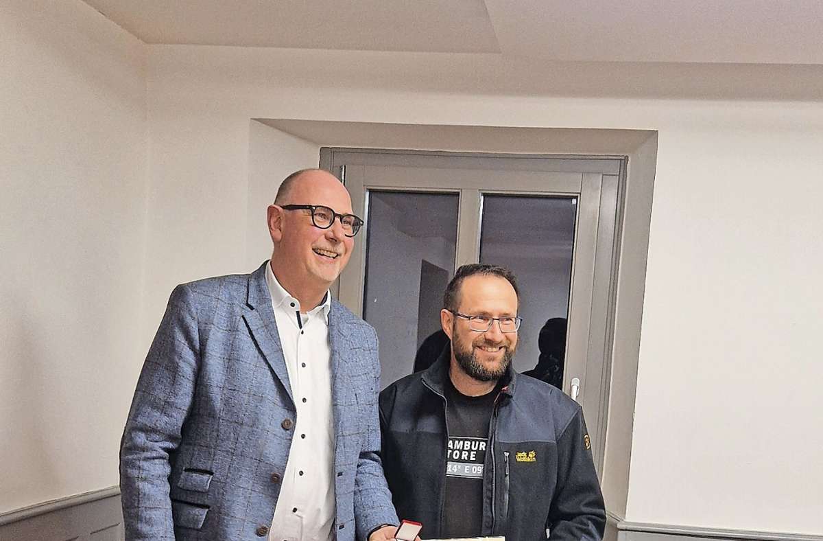 Frank-Michael Littwin (links) überreichte Michael Gebhardt die Blutspender-Ehrennadel. Foto: Horst Weiß/Horst Weiß