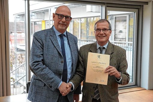 OB Klaus Eberhardt (rechts) gratulierte Frank-Michael Littwin zum Dienstjubiläum. Foto: zVg/Stadt Rheinfelden