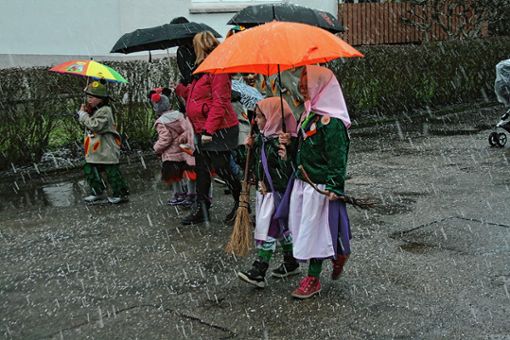 Zur Ausstattung der kleinen Hexen gehörte dieses Jahr nicht nur der Besen, sondern auch ein Schirm. Foto: Markgräfler Tagblatt