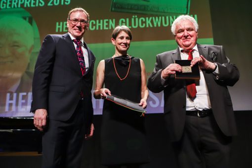 André Marker und Ute Lusche mit Preisträger Gerhard Sauer (r.). Foto: Kristoff Meller Foto: mek