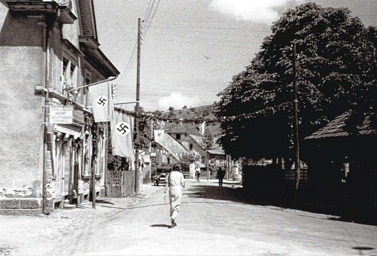 Weil während der NS-Zeit: Blick auf die damalige „Adolf-Hitler-Straße“, die heutige Hauptstraße . Foto: zVg/Stadtarchiv