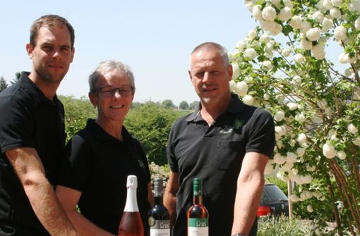 Dominik, Regina und Markus Ernst (von links) freuen sich über eine gute Platzierung beim Gutedelcup und auf das 30-jährige Jubiläum Mitte Mai. Foto: Ralph Lacher