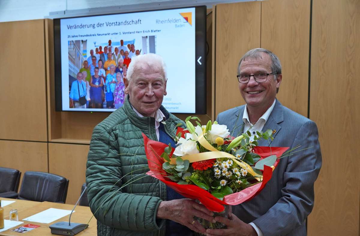 Oberbürgermeister Klaus Eberhardt dankte  Erich Blatter, dem scheidenden Vorsitzenden des Freundeskreises Neumarkt, für seinen 25-jährigen Einsatz. Foto: zVg/Stadt Rheinfelden
