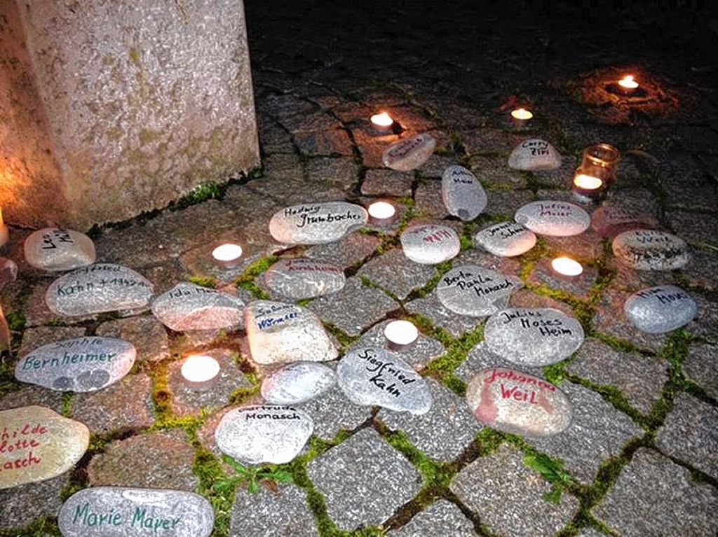 Der Schweigemarsch endete am Gedenkstein. Foto: zVg Foto: Weiler Zeitung