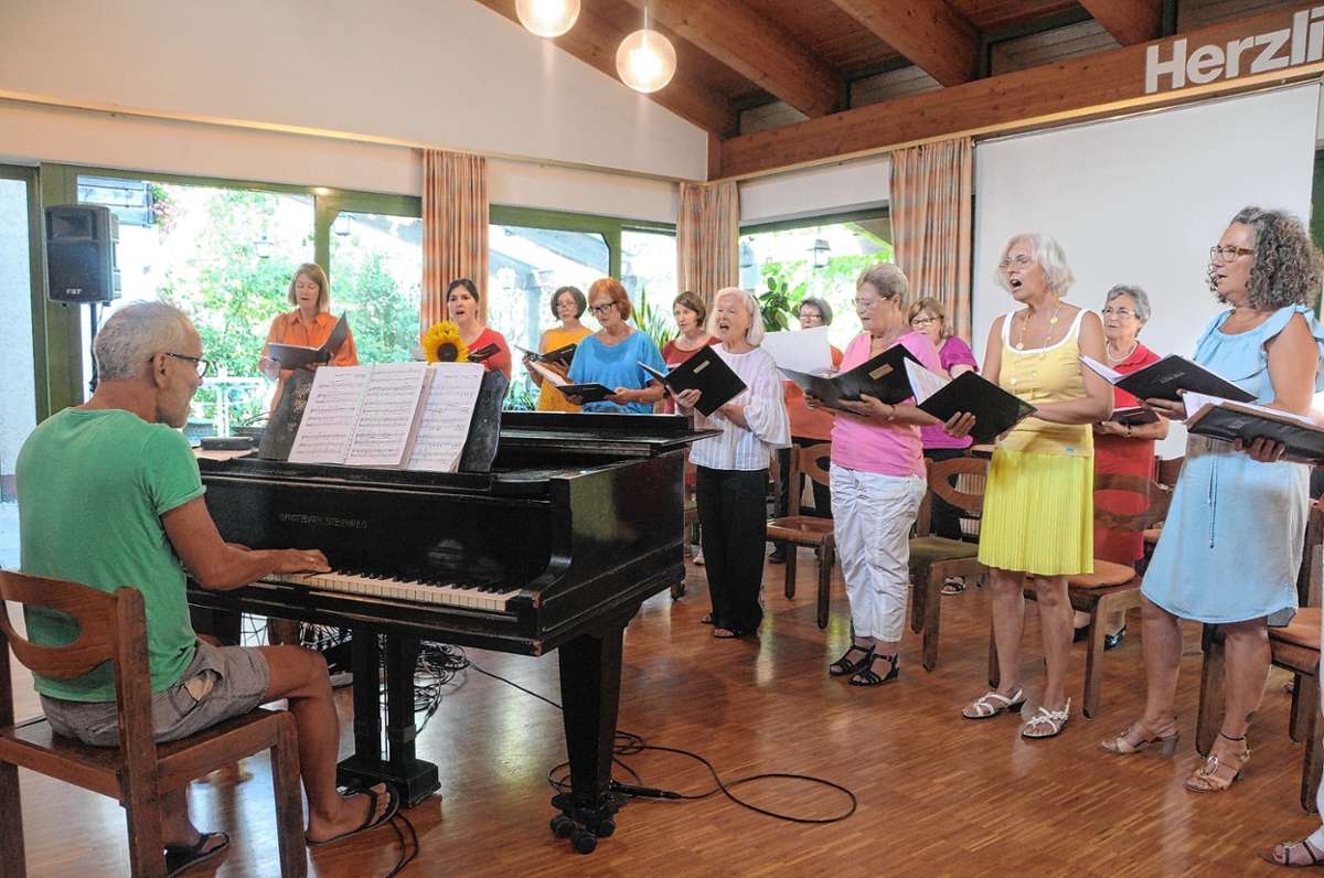Die Sängerinnen mit Chorleiter Tomi Kaufmann am Klavier boten ein abwechslungsreiches Konzert. Foto: Ounas-Kräusel
