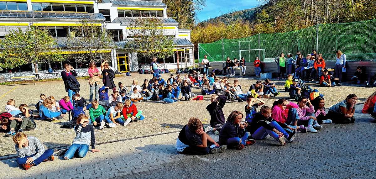 „Grusel & Krimi“: Manch ein Rätsel, das gelöst werden wollte, wartete auf die Schüler beim Lesefest auf dem Schulhof.                                                                                                                                                                                                                                                                          Foto: zVg