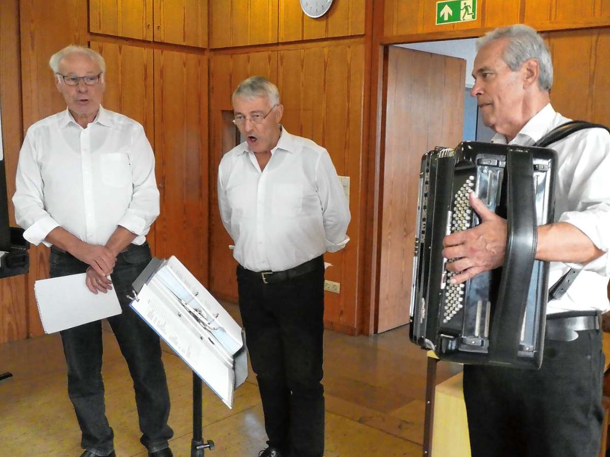 Mit ihren Liedvorträgen begeisterten die drei Sängerkameraden Rudolf Philipp, Gerhard Heitzmann und Lothar Baumgartner (von links).