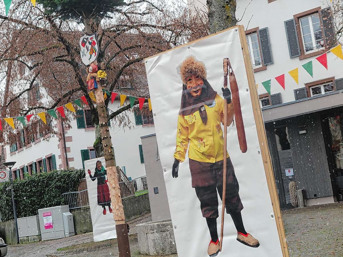 Der Narrenbaum, Fähnchen und Plakate künden in Binzen vom Fasnachtsbeginn.