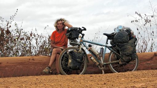Ein  Baumstamm als Ruhebank: Dorothee Fleck auf Radreise in Afrika. Foto:  zVg/Gabriele Poppen