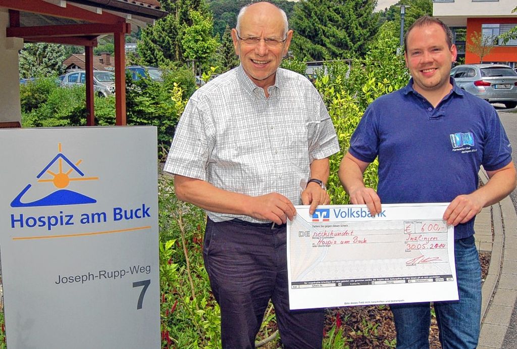 Bernhard Späth nahm die Spende für das Hospiz von Thomas Kunzelmann entgegen (von links).  Foto: Heinz Vollmar Foto: Die Oberbadische