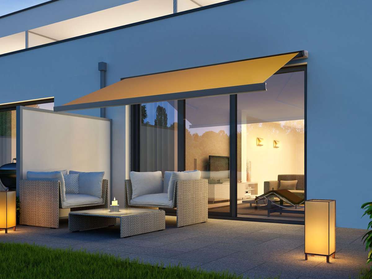 Zu einer neuen, schick ausgestatteten Terrasse gehört auch ein hochwertiger Sonnenschutz.