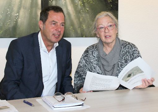 Beim Ideenwettbewerb wurde die Gemeinde von Isolde Britz von der Stadtbau Lörrach unterstützt, hier mit Bürgermeister Schneucker. Foto: Weiler Zeitung